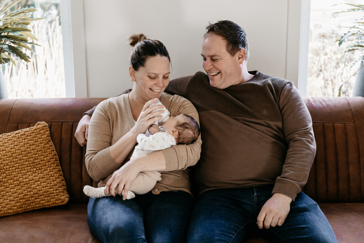 Een liefdevolle en intieme newbornfotoshoot in Friesland voor het gezin