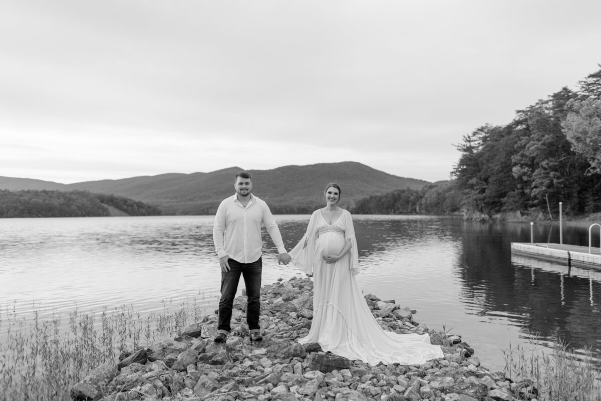 Documentary-Maternity-Session-at-Carvins-Cove-RJ-32