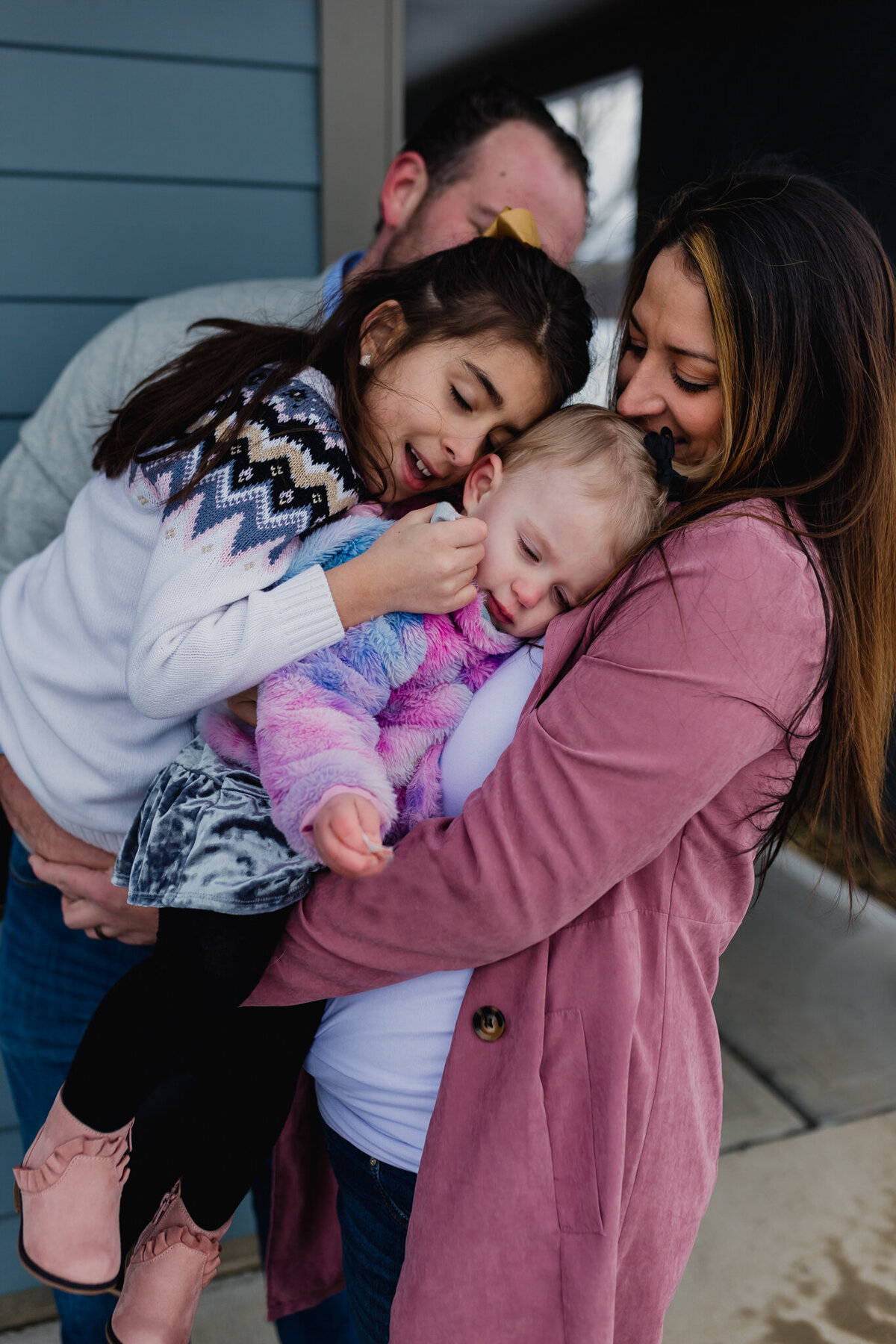 Family photoshoot with mom, dad, and two young children.
