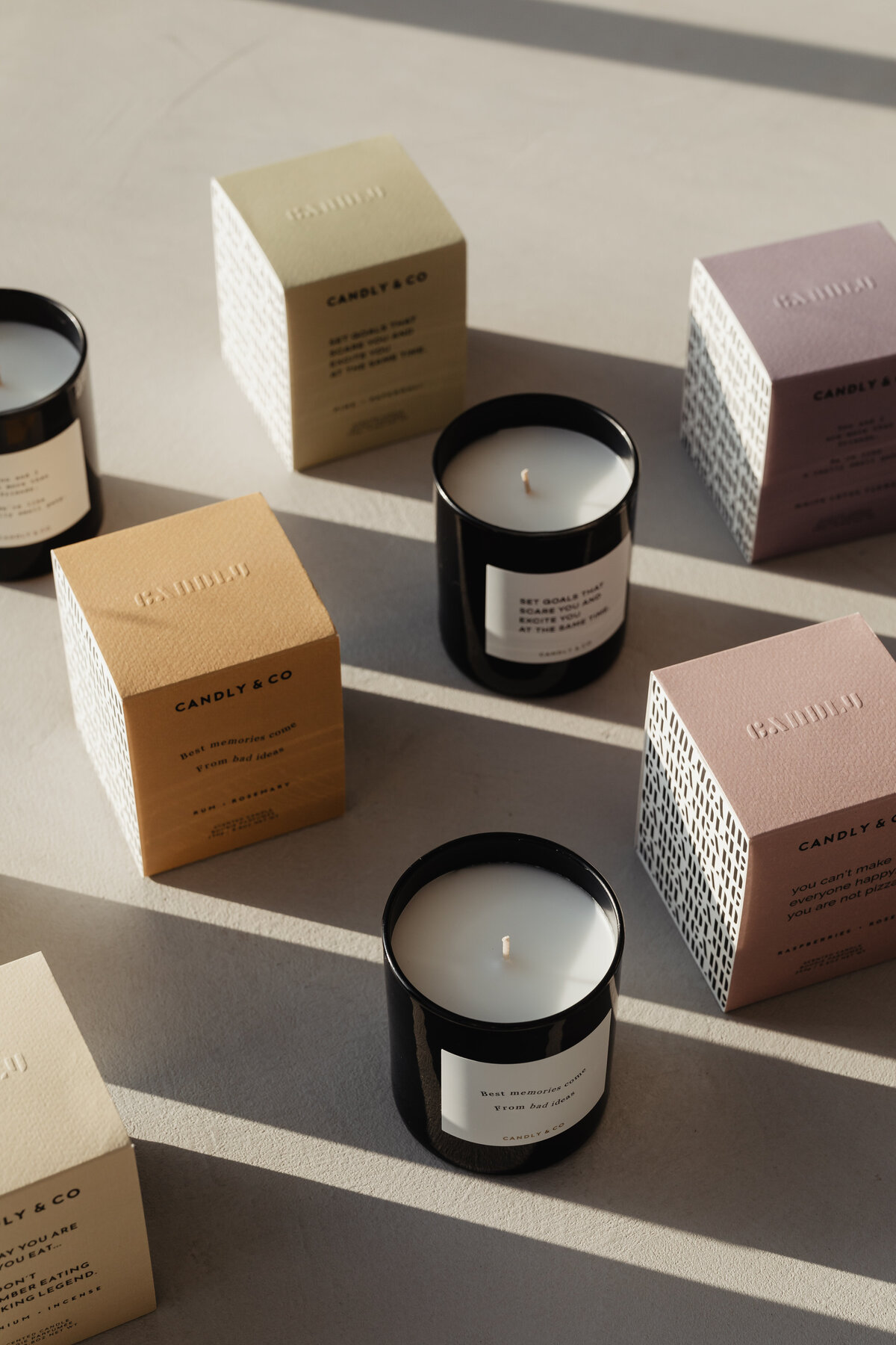kaboompics_product-photography-candles-and-diffuser-fragrances-branding-packaging-29044