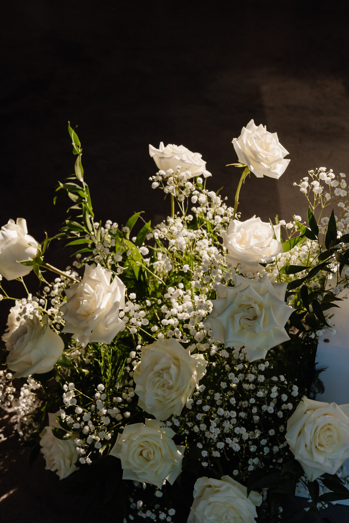 A white bouquet of flowers