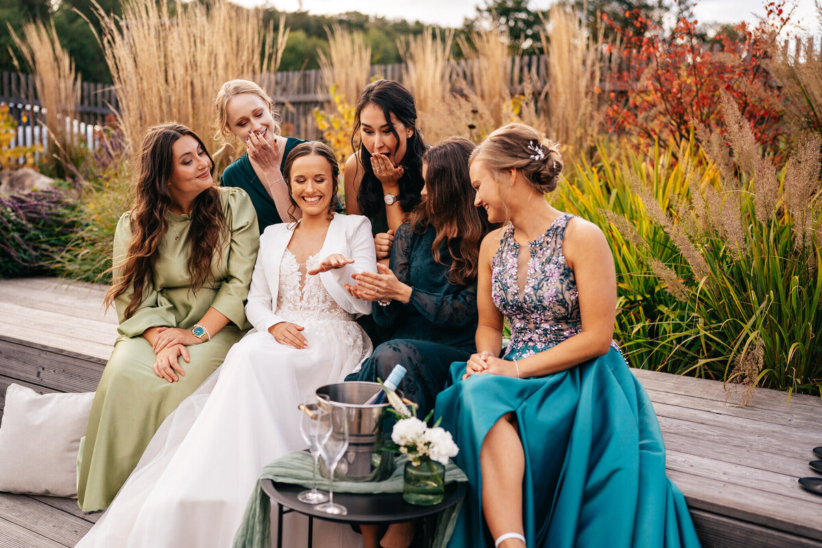 svatba držovická stodola nevěsta a družičky