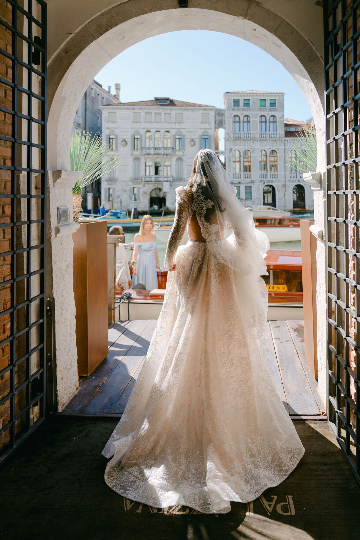 chic-bride-in-venice