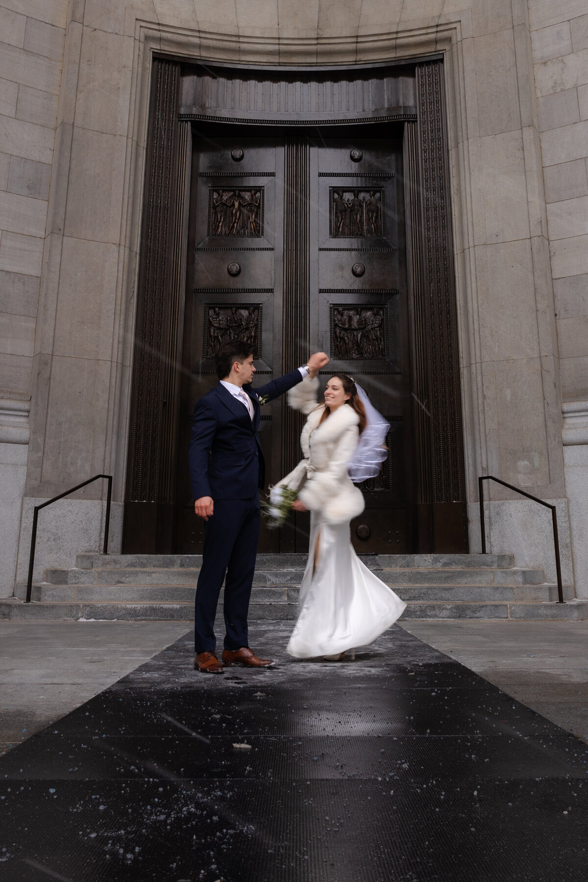 Couple sous la neige Mariage d'hiver Vieux Port de Montréal