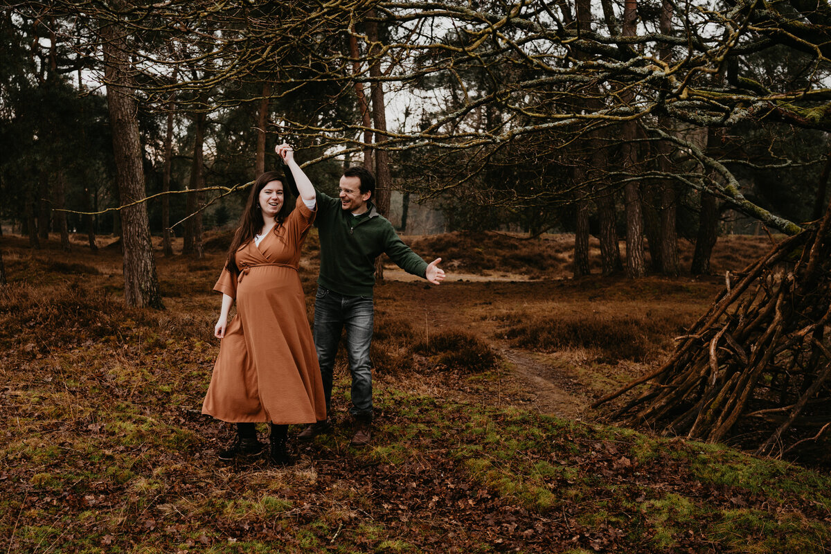 zwangerschapsshoot op de heide in drenthe