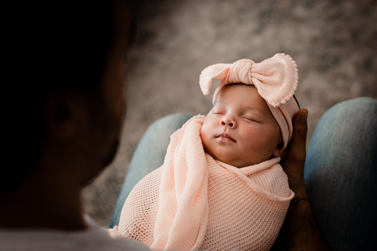 Baby girl with pink bow for Toronto newborn photography