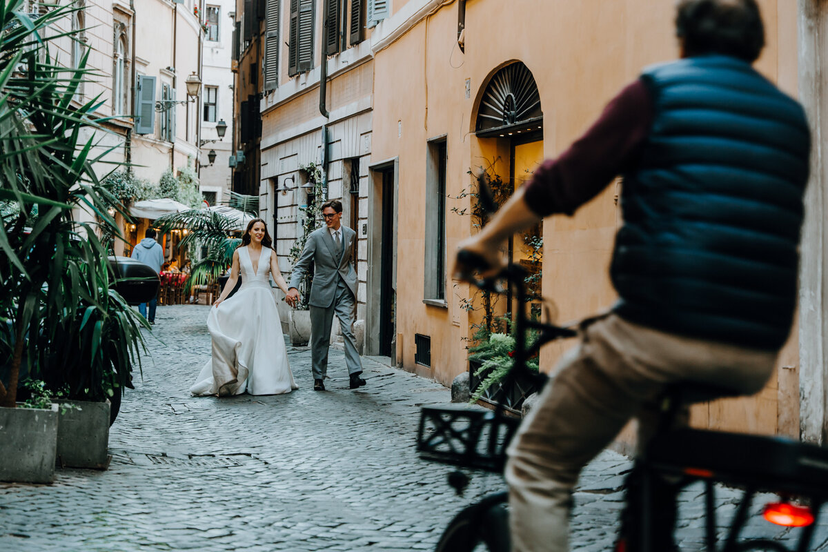 Intimate moment in a narrow Rome alleyway.
