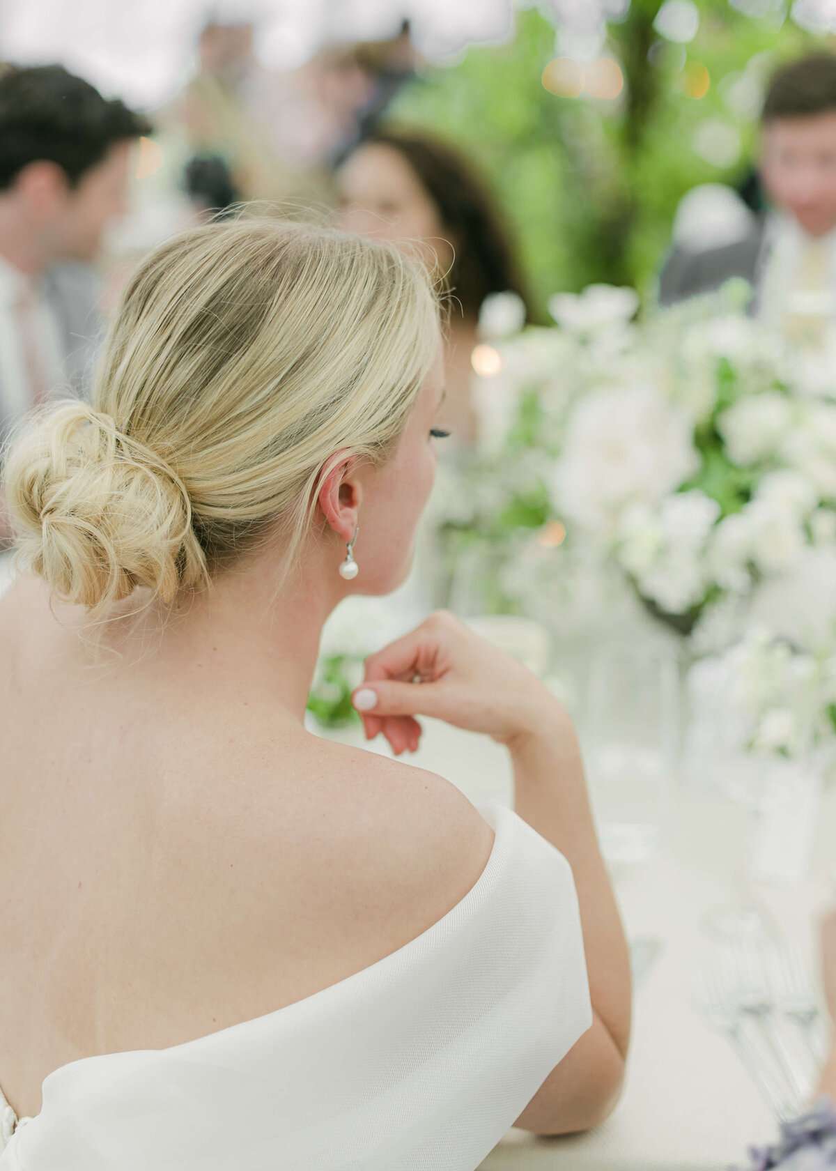 chloe-winstanley-weddings-cotswolds-cornwell-manor-monique-lhuillier-bride-pearls