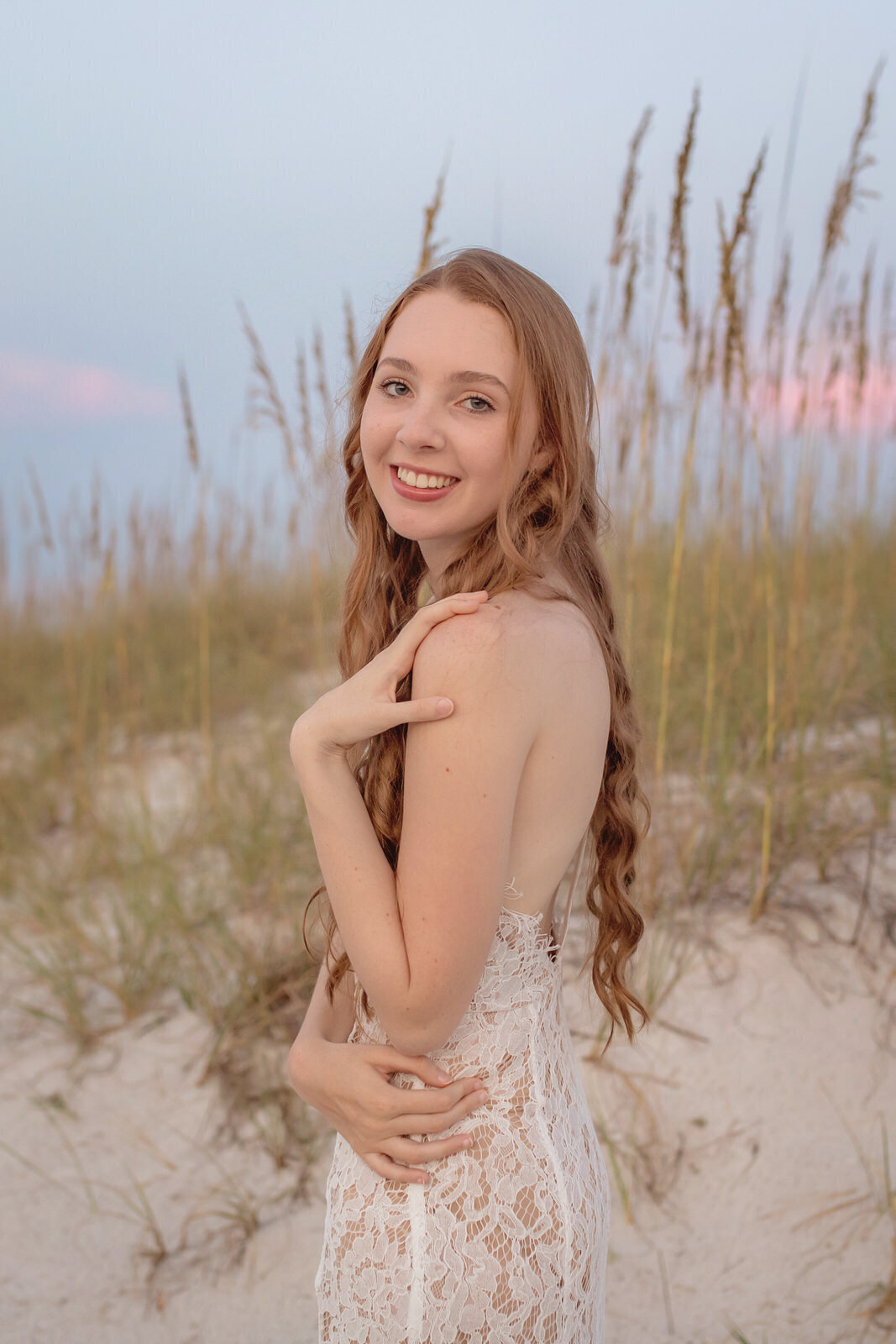 senior-girl-posing-on-navarre-beach