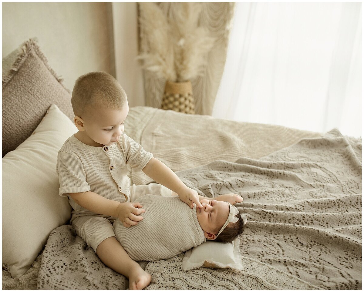 Cleveland-newborn-photos-siblings