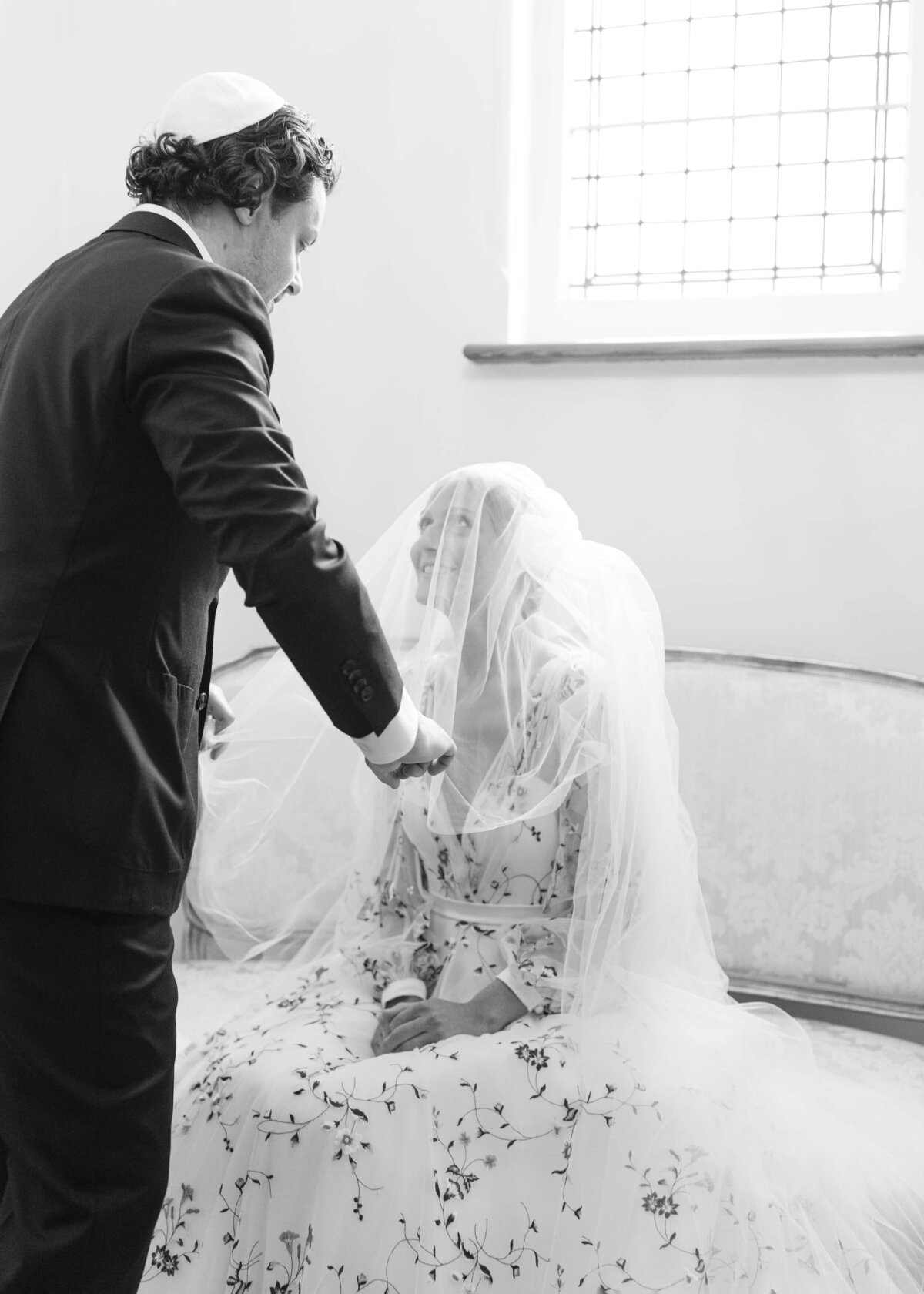 chloe-winstanley-weddings-jewish-ceremony-veil-bedeken