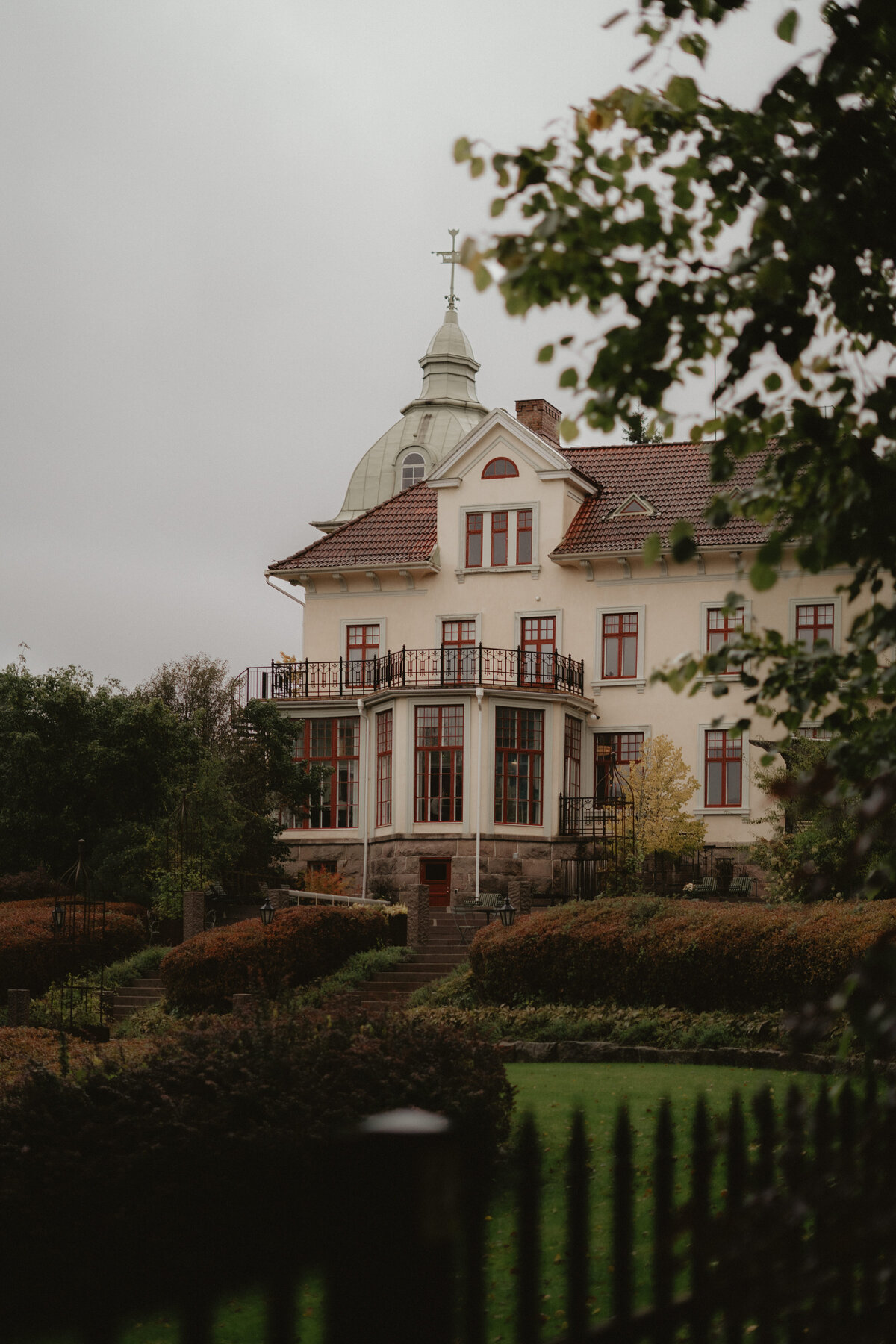 Bröllop på Villa Strömsfors mitt i regnstormen Amy som drog över Sverige tidigt i Oktober 2025.