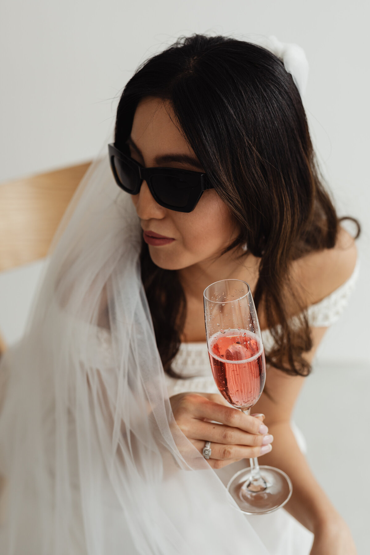 kaboompics_wedding-bride-portrait-veil-glass-of-champagne-sunglasses-29776