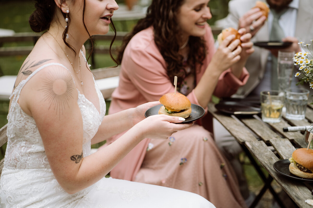 rouwfotograaf legt intieme bruiloft vast bij In de Kas bij Winnsen – hamburgers altijd een goed idee 
