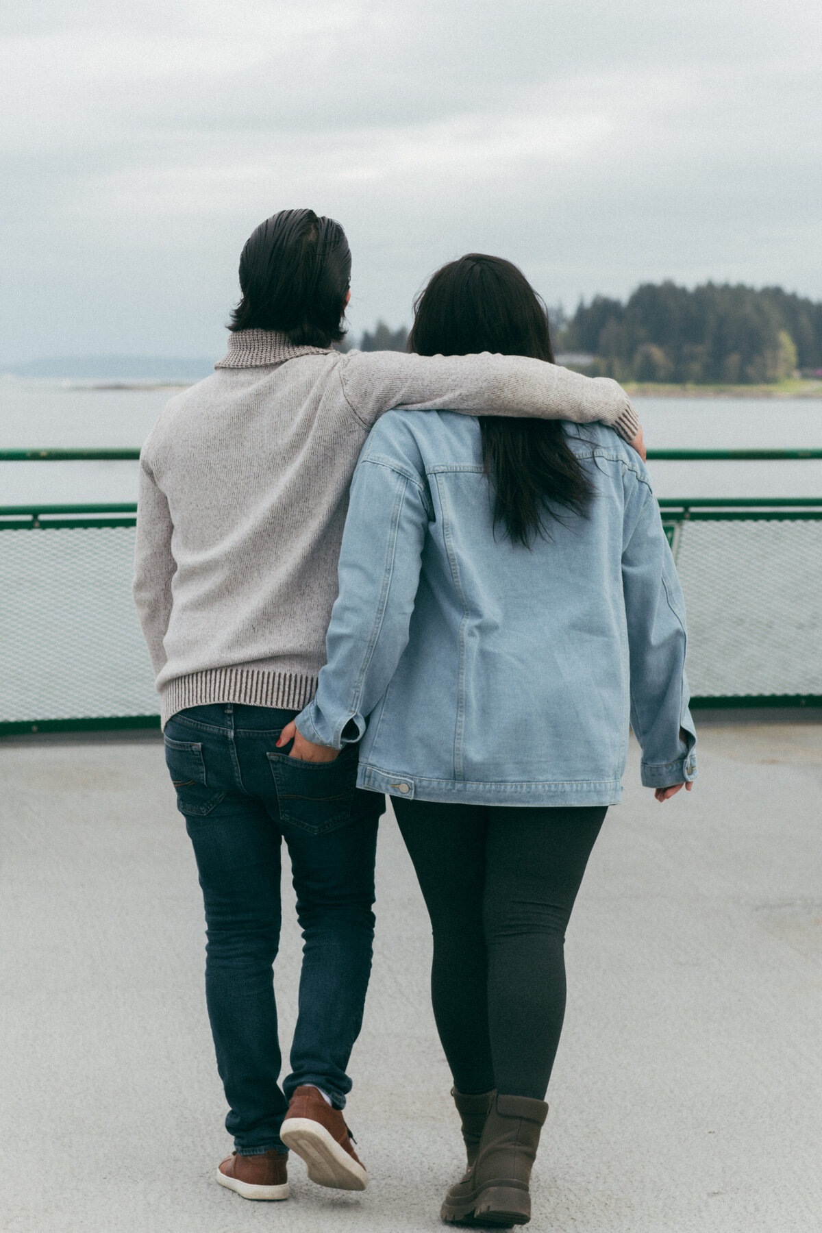 couples-session-seattle-ferry-jennifer-moreno-photography-documentary-style-washington