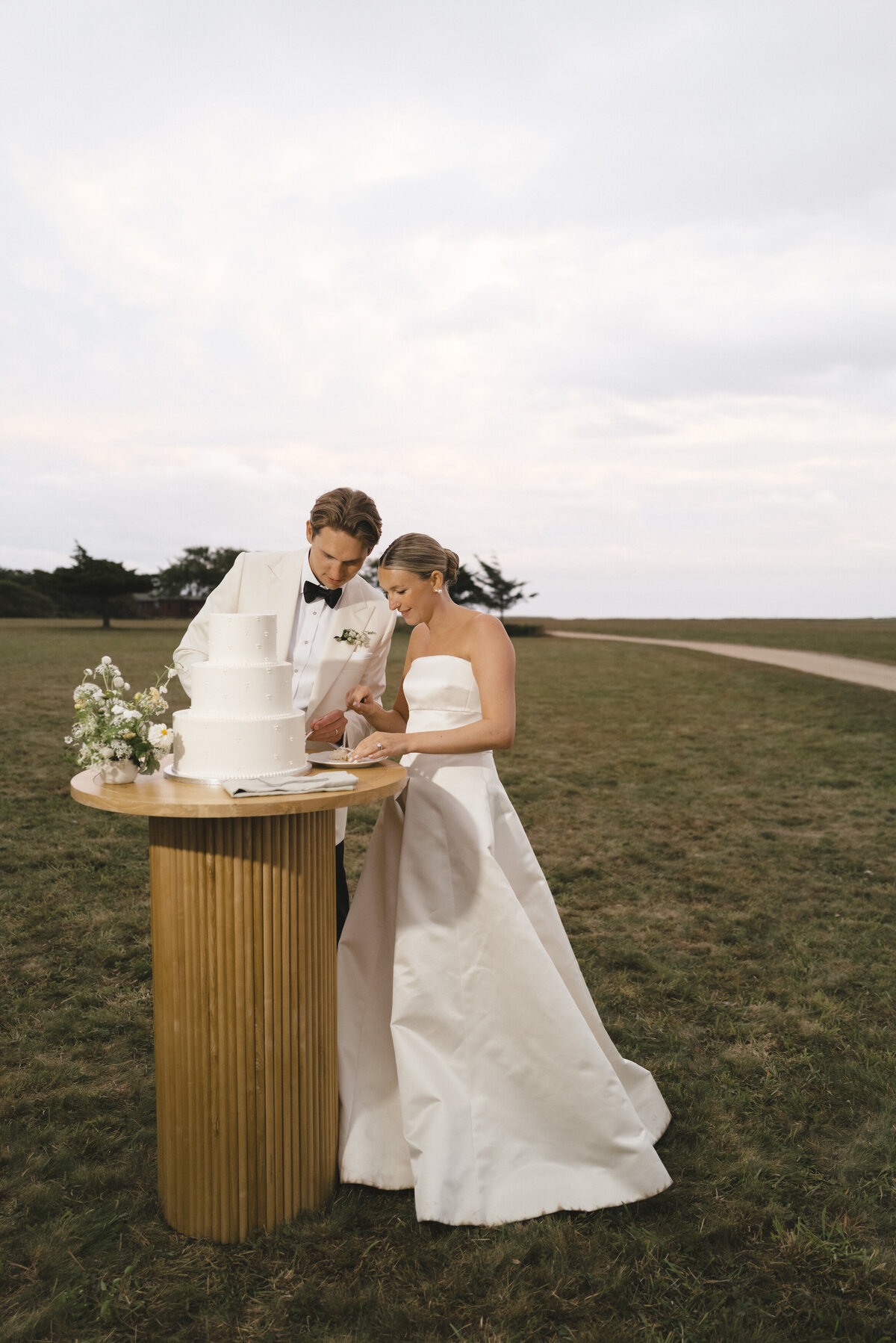 Marthas-vineyard-wedding-planner-kg-events-design-luxury-destination-weddings-private-events-corporate-events-edgartown-ma-event-designer-outdoor-tented-wedding-reception-island-wedding-vogue-wedding-pohogonot-210