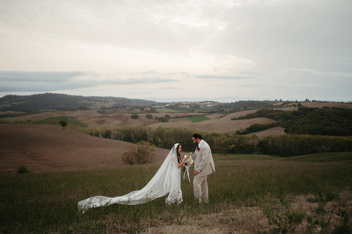 the_chaffins_international_destination_wedding_elopement_photographers_sammie_chaffin_micah_editorial_adventure_photos_travel_tuscany_italy_21