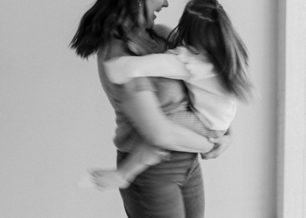 in-home-neutral-modern-newborn-family-session-203