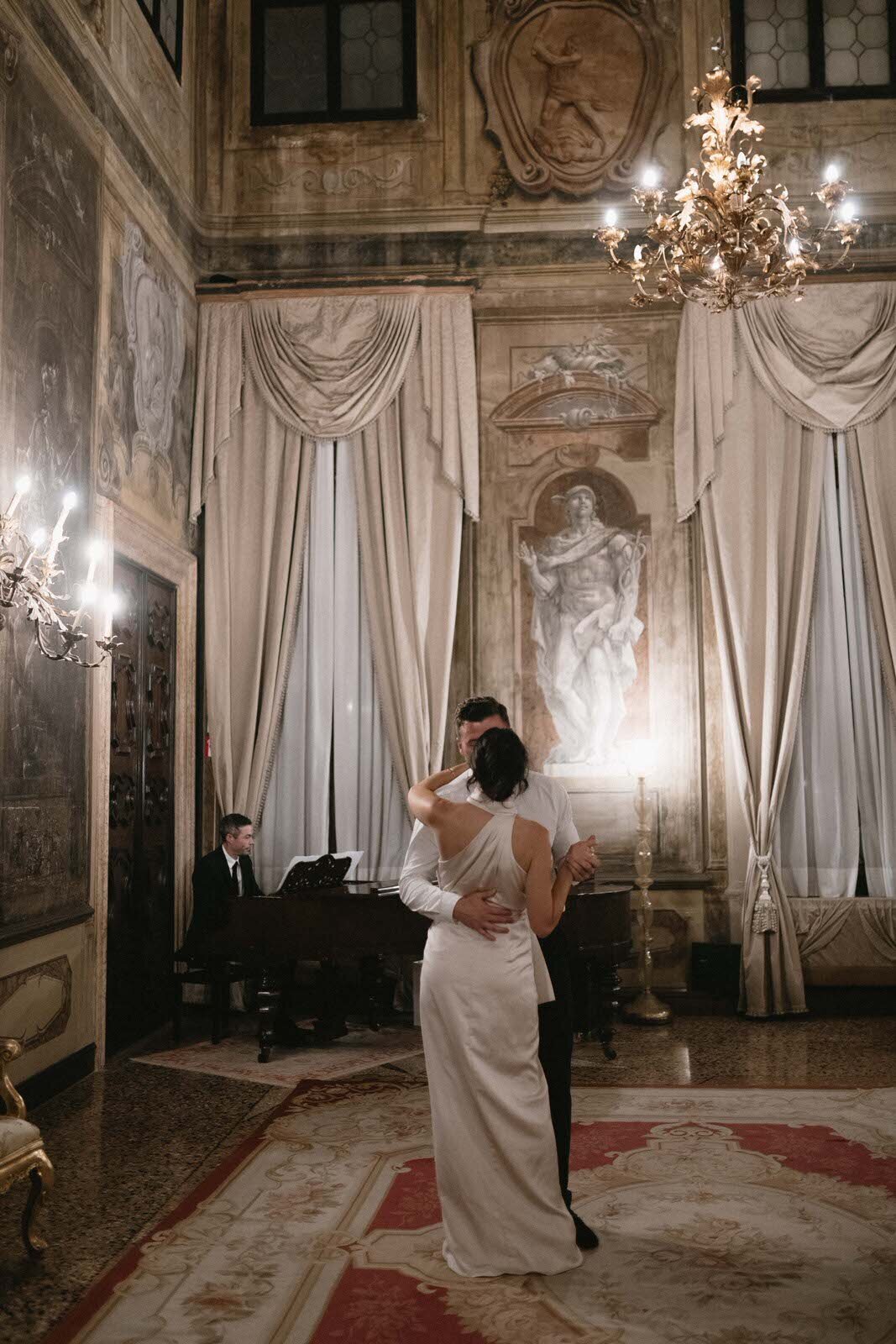 Flora_And_Grace_Editorial_Venice_Analog_Editorial_Wedding_Photographer (1 von 1)-126