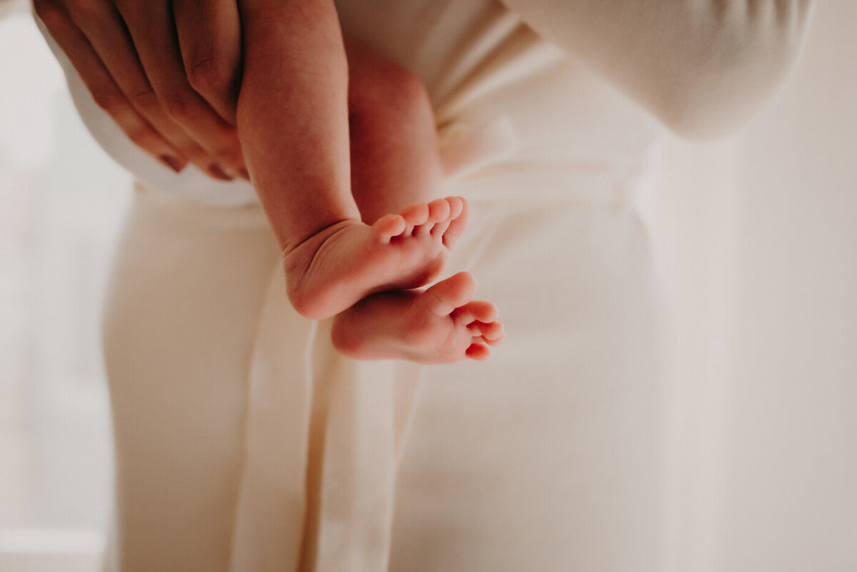 newborn baby girl tiny feet