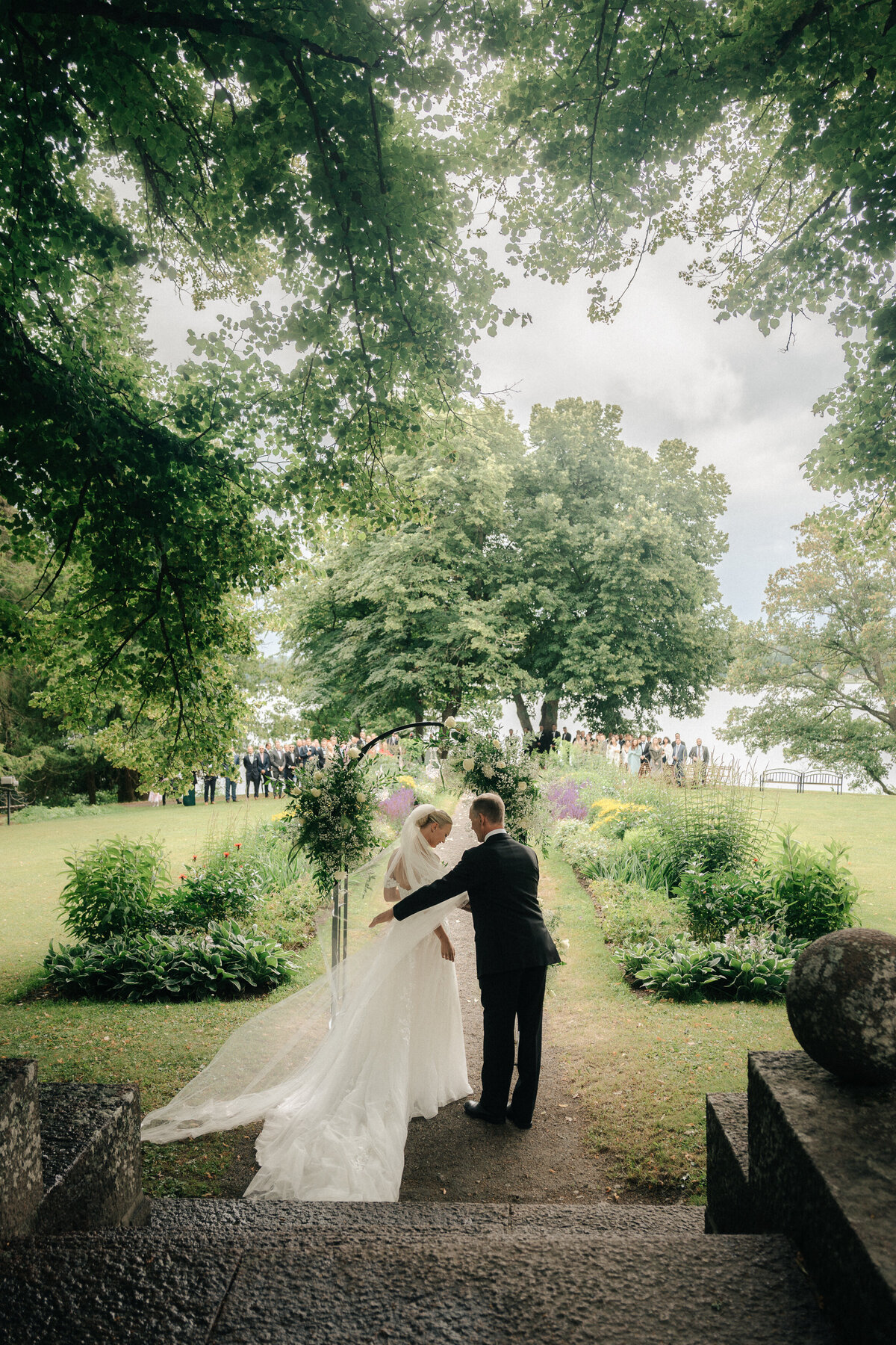 pyry-kantonen-020-outdoor-wedding-ceremony-finland-vanajanlinna