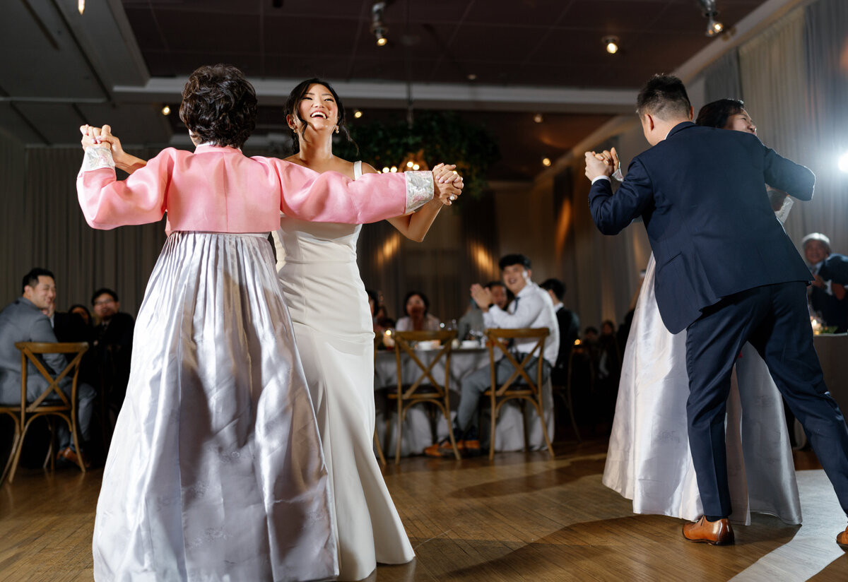 Aspen-Avenue-Chicago-Wedding-Photographer-Ivy-Room-Korean-Elegant-Modern-Romantic-Timeless-Jenny-Yoo-Elegant-Event-Lighting-City-True-To-Color-Photojournalism-133