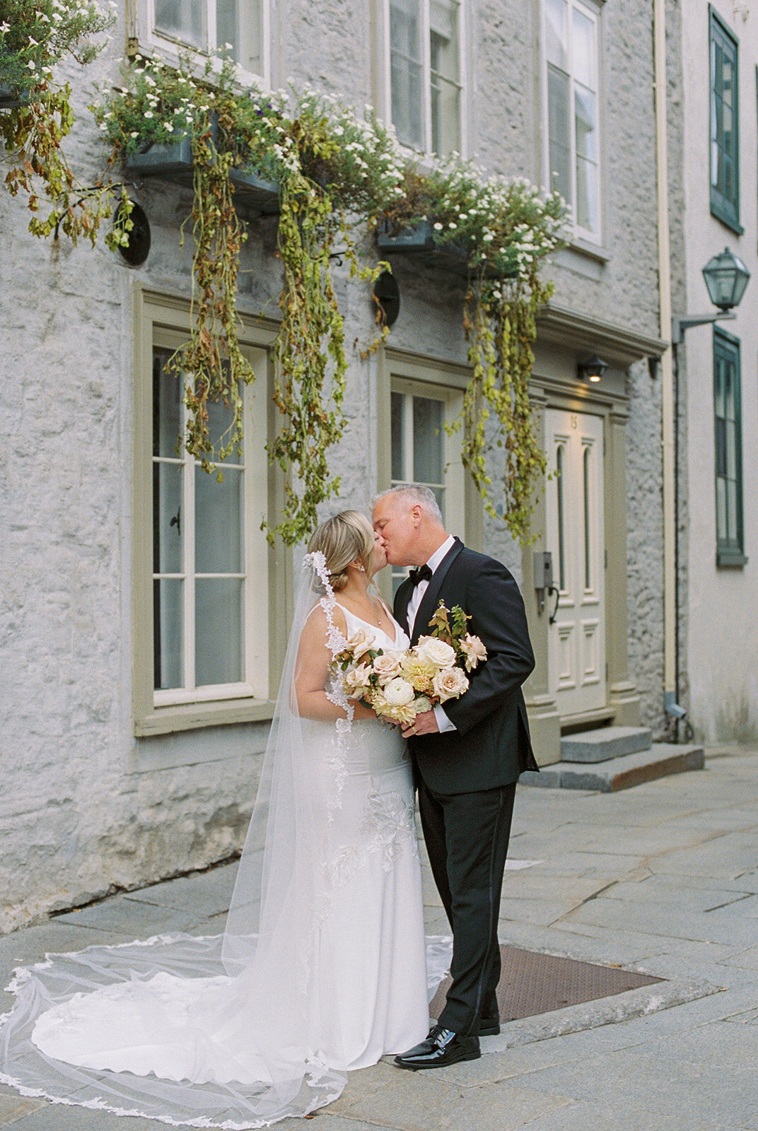 minted-photography-okanagan-kelowna-destination-wedding-photographer-rick-maria-wedding-fairmont-chateau-frontenac-quebec-5