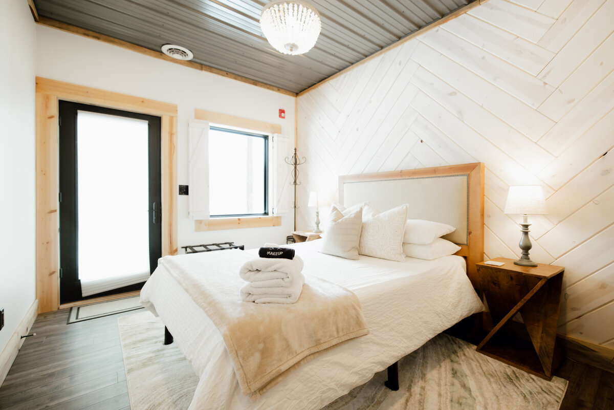 Bear-Ridge-Destination-barndo-suites-rosie-photo-video-40