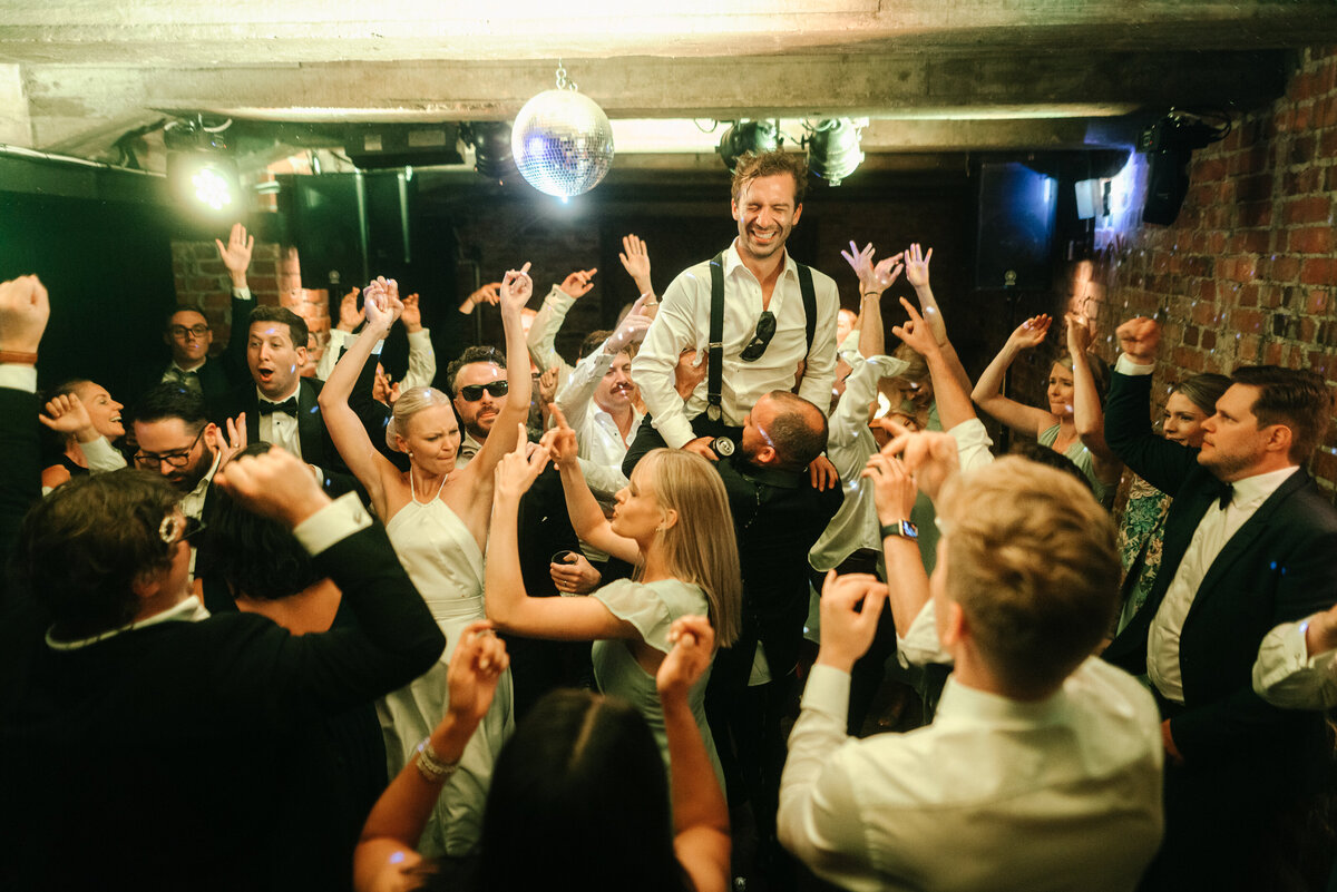 pyry-kantonen-092-vanajanlinna-wedding-party