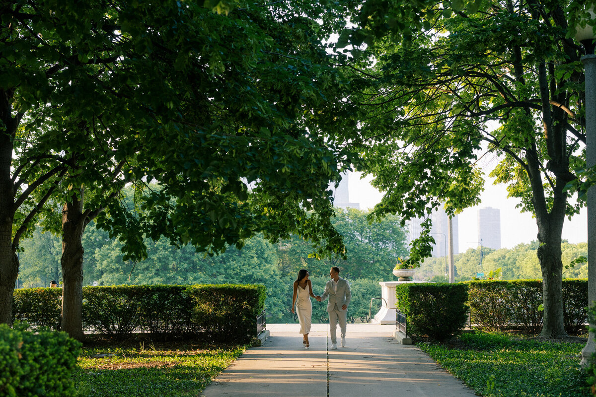 A couple walks through a beautiful park in downtown Chicago