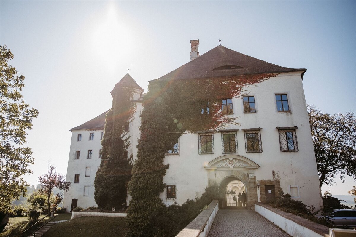 Freie Trauung in einem mittelalterlichen Schloss in Ortenburg