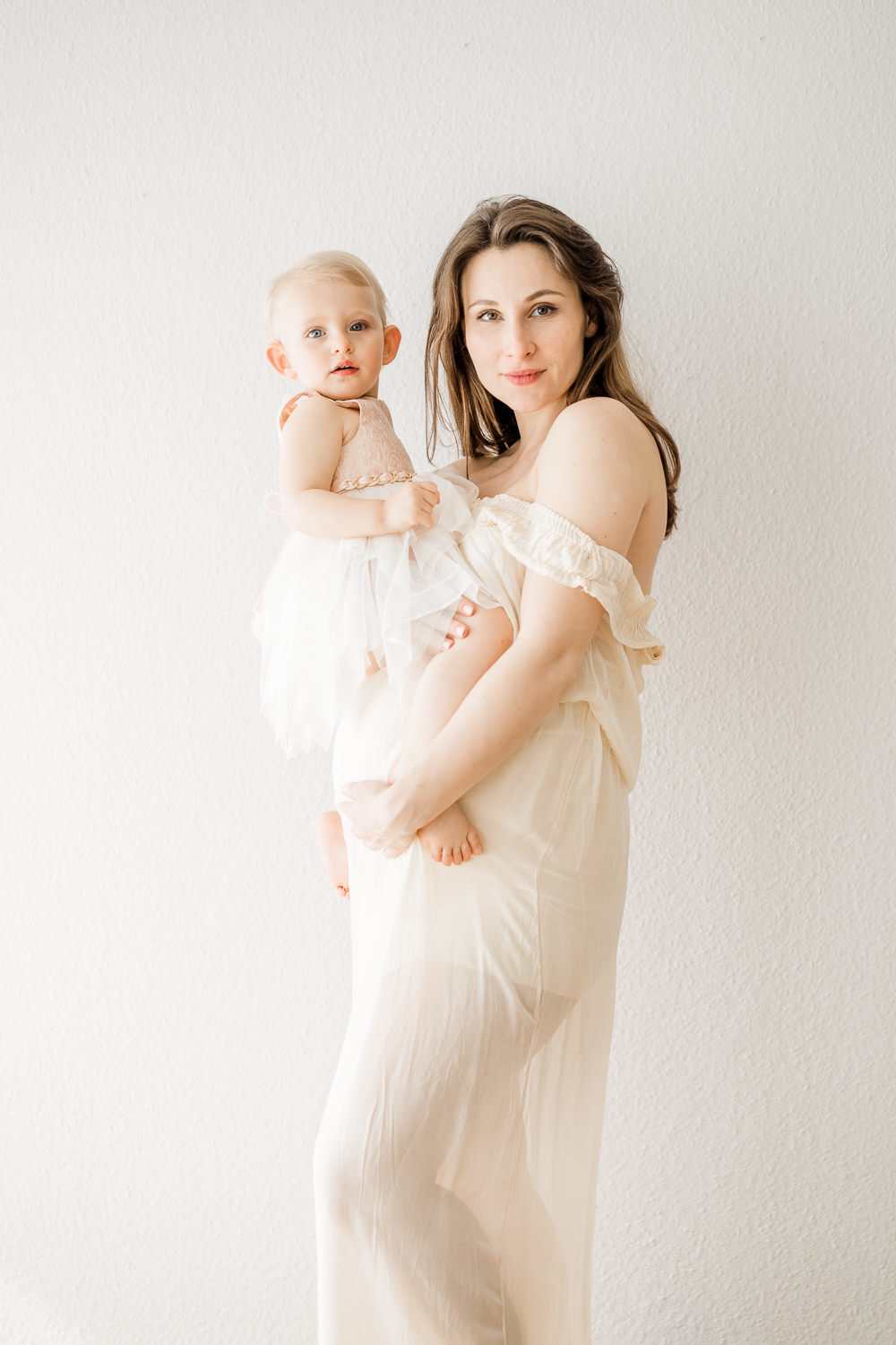 Babybauchshooting_Schwangerschaftsboudoir_Schwangerschaftsshooting_Motherhood_Homestory_Lifestylefotograf_SvetlanaLobanova_UlrikeThi_317_web_