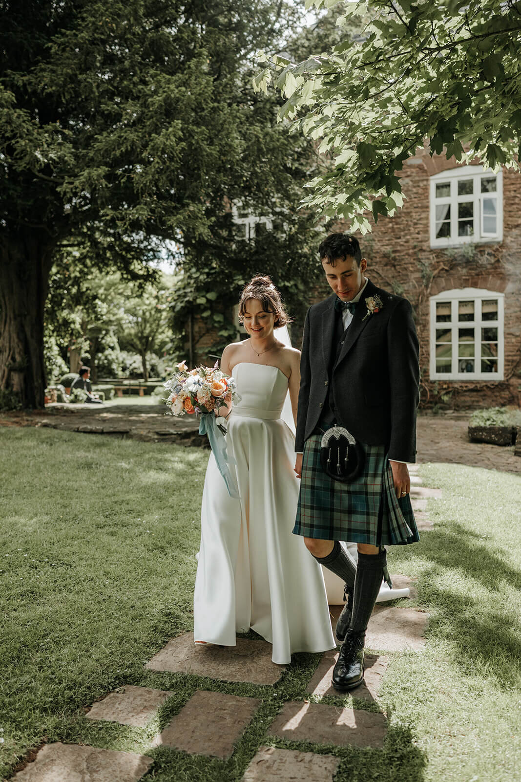 Issy-and-Bella-Floral-Design-Wedding-Florist-Herefordshire-Dewsall-Court-S-J35