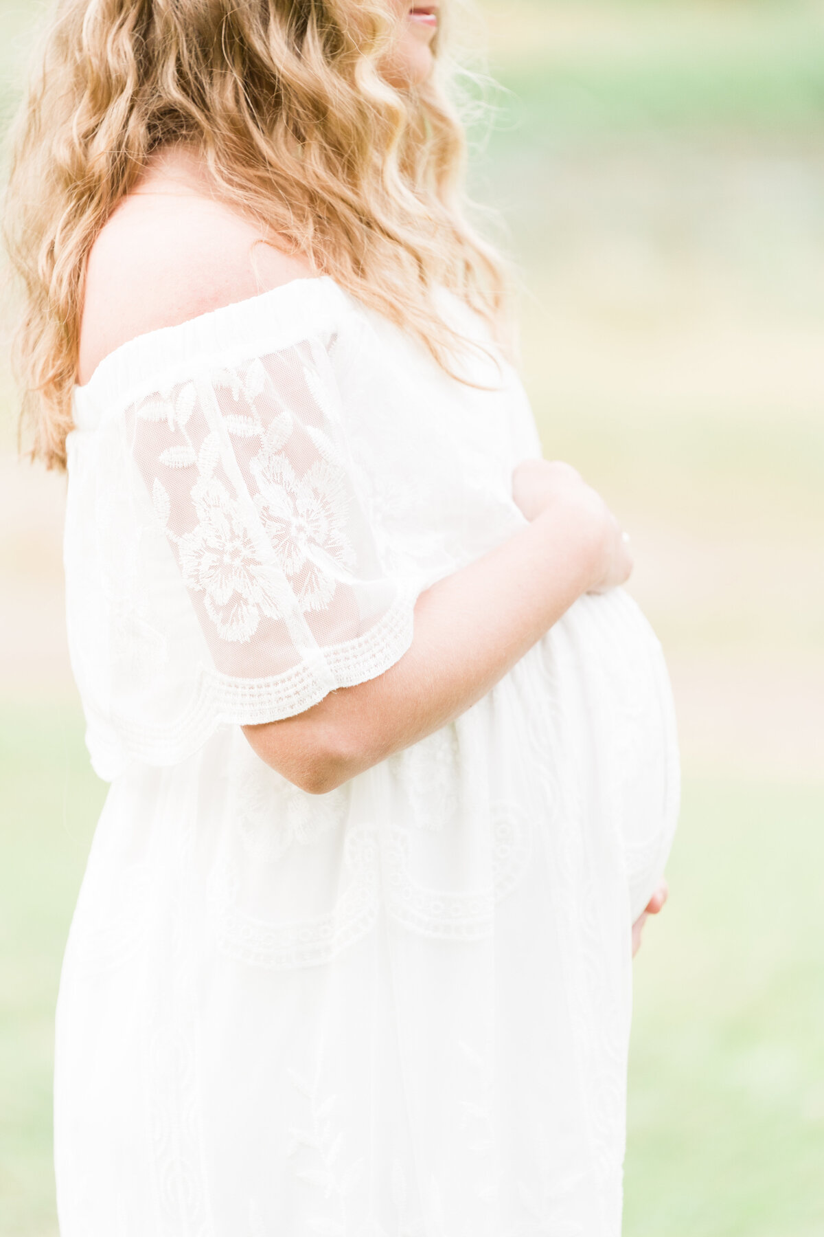 Maternity photoshoot in a park in Alabama