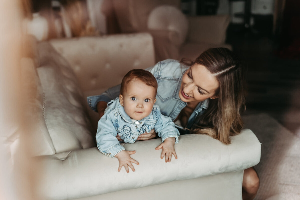 Rodinne_foceni_mama_a_ja__v_atelieru_Praha_10_fotografka_Karolin_Ticha44