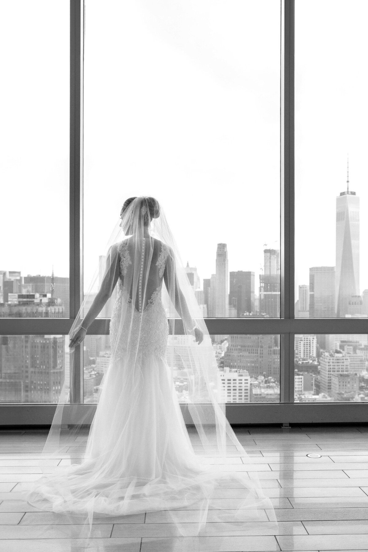 bride-manhattan-skyline-nyc-wedding-photographer