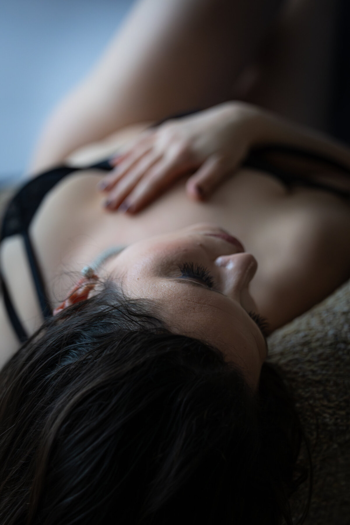 Femme allongée en tenue sexy Photographie boudoir Montréal