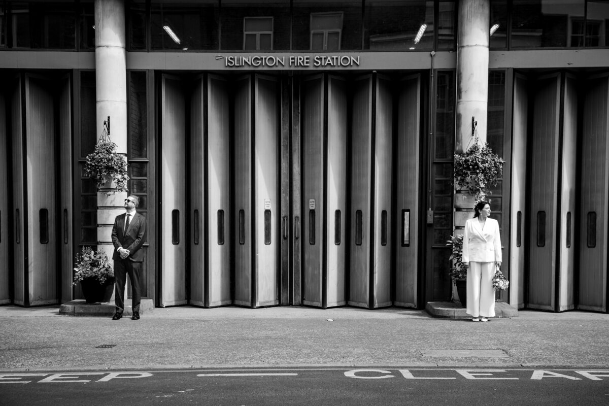 Couple de jeune marié devant la caserne des pompiers d'Islington à Londres