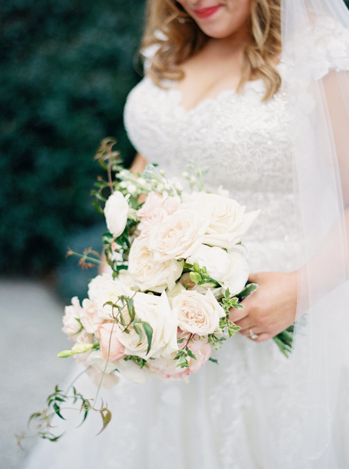 all-white-bridal-bouquet-ri