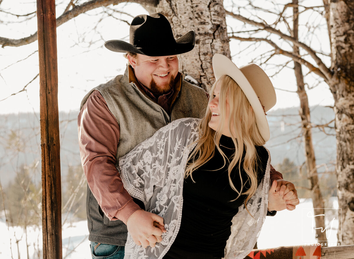 Couples_Photographer Tannni_Wenger_Photography Engaged Engagement_Photographer Here_Comes_The_Bride Wedding_Day Engaged Winter_Couples_PhotosEastern_Oregon_Photographer