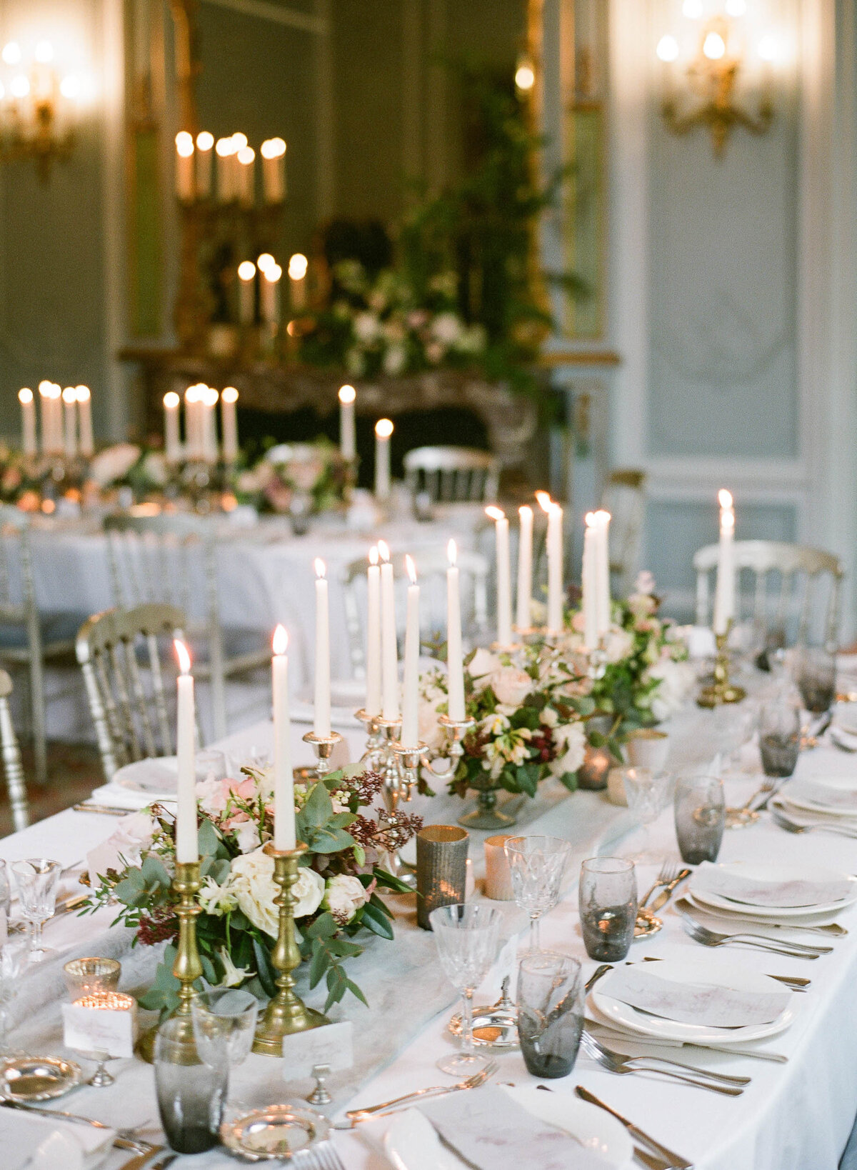 27-Paris-wedding-dinner-table-Alexandra-Vonk-photography
