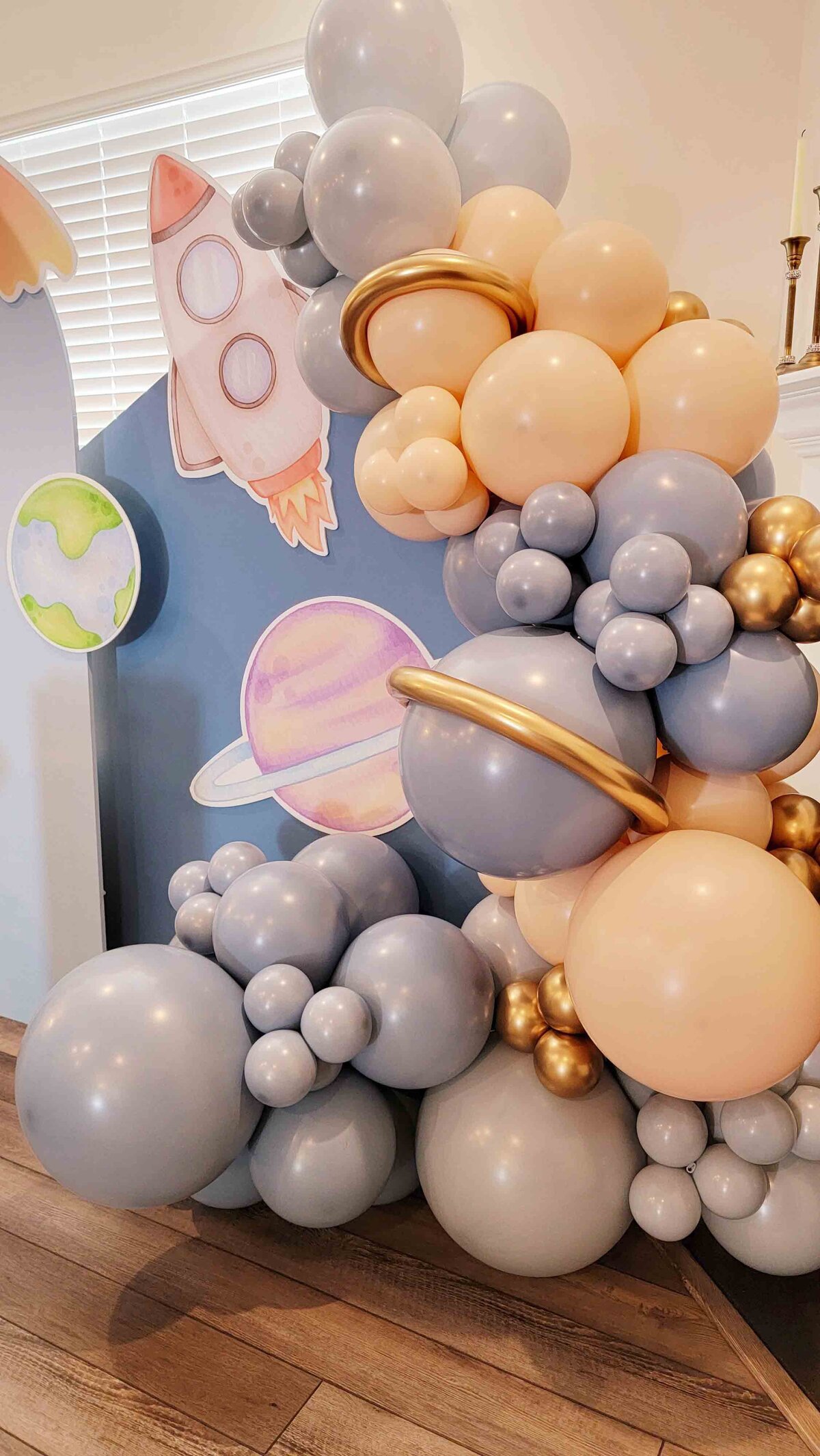 The intergalactic journey with Air with Flair Decor's Custom Balloon Installation, bringing The Space and Planets theme to your event. The venue in the cosmic colors and celestial vibes of our expertly crafted balloon expert