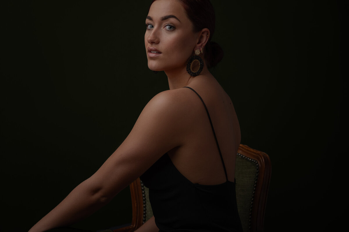 Studio Ace Photography Zaltbommel tijdloos portret van dame met dame met mooie blauwe ogen kijkend in de lens van de camera