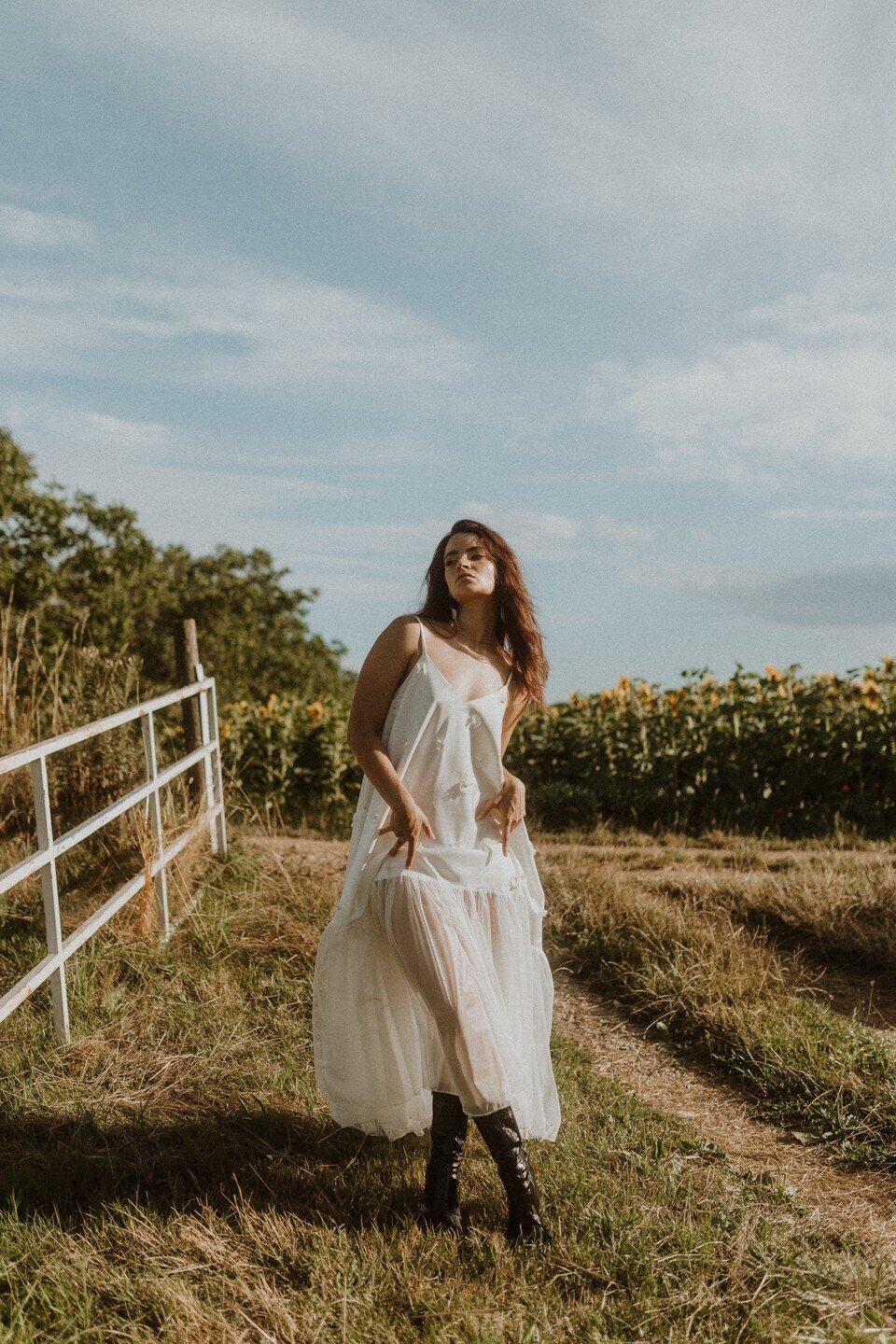 La modèle Emma Dupont pose pour la créatrice de robe de mariée Marie-Ange Lledo