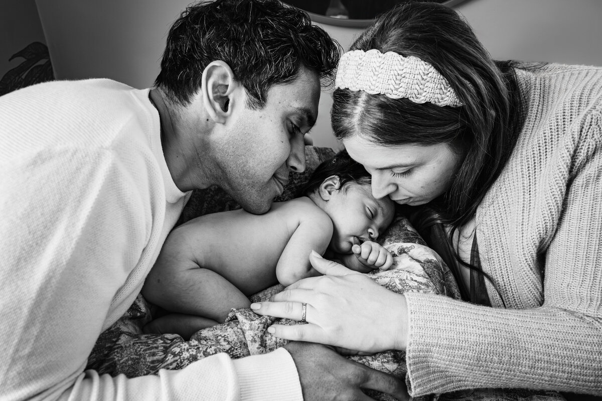 newborn-bw-family-snuggle