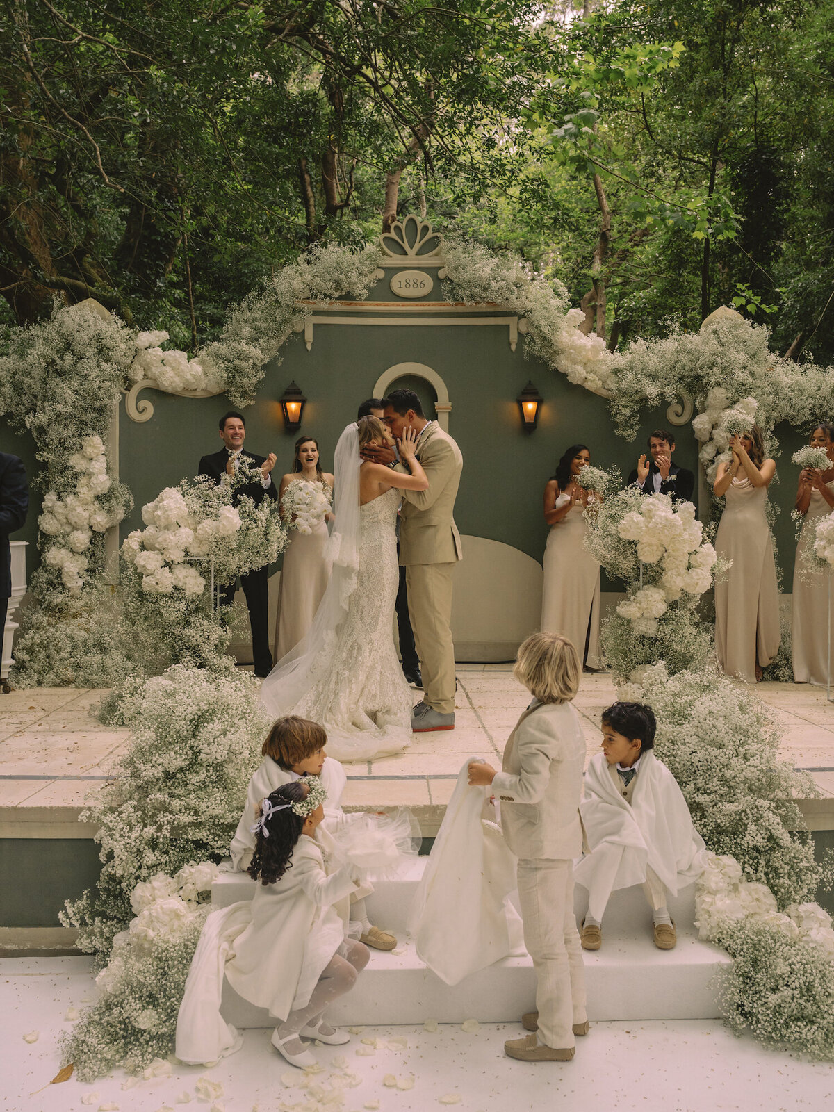 Quinta da Bellavista Destination Wedding ceremony kiss
