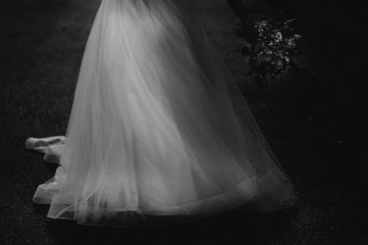 Leicht verschwommene. anmutige schwarz-weiß Aufnahme  eines ausladenden Brautkleides in Bewegung.