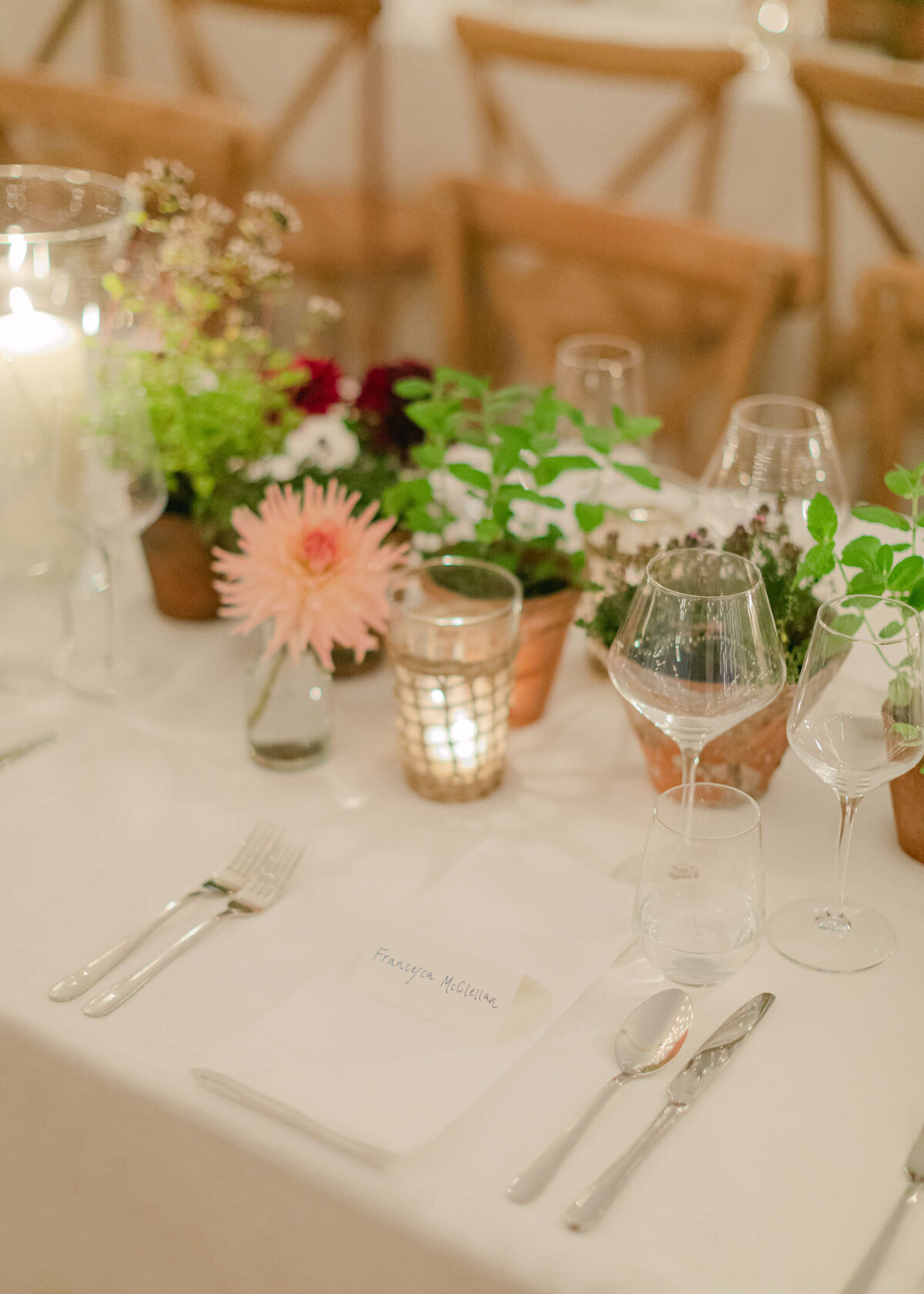 chloe-winstanley-weddings-placesetting-candle-dahlias