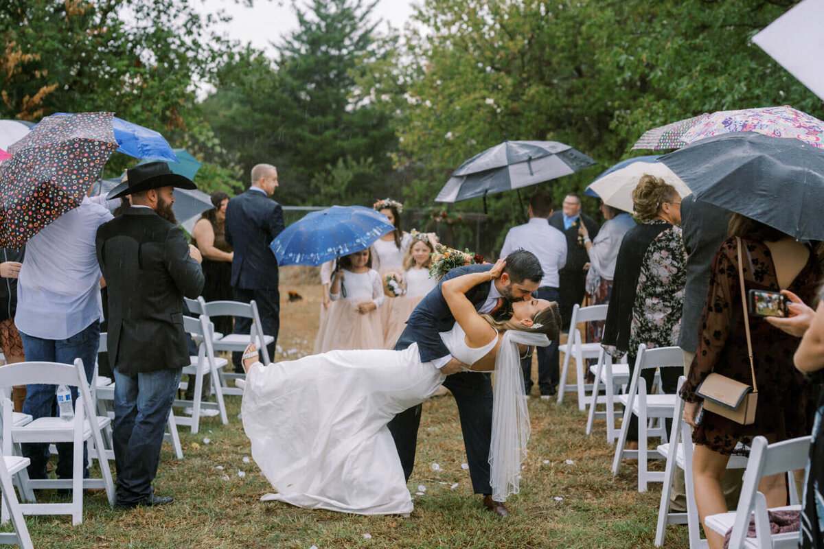 couple-kisses-in-the-aisle-in-the-rain
