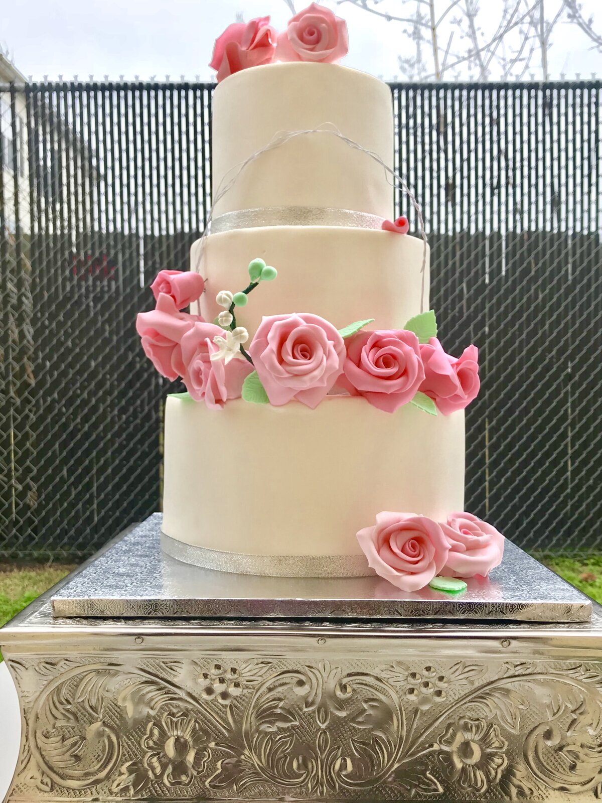 WeddingCakePinkRoses-Treatlane